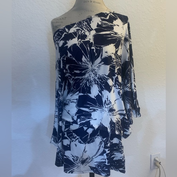 Asymmetrical top - Picture 1 of 3